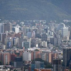 Vista de Caracas el 3 de enero de 2026, después de que las fuerzas estadounidenses capturaran al líder venezolano Nicolás Maduro. El presidente Donald Trump declaró el sábado que las fuerzas estadounidenses habían capturado al líder venezolano Nicolás Maduro tras bombardear la capital, Caracas, y otras ciudades en un dramático giro de los acontecimientos, marcando meses de tensión entre Trump y su archienemigo venezolano. (Foto de Federico Parra/AFP) | Foto:afp