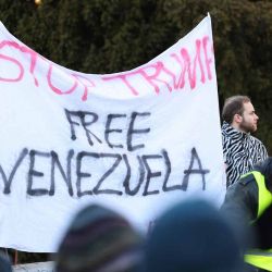  Manifestantes sostienen una pancarta con la leyenda "Alto a Trump - Venezuela libre" durante una manifestación organizada por la Coordinación Antiimperialista (AIK) de izquierdas bajo el lema "Manos fuera de Venezuela" en el Parque Votivo de Viena el 3 de enero de 2026. La UE pidió moderación y respeto al derecho internacional en Venezuela el 3 de enero, después de que el presidente estadounidense Trump anunciara que las fuerzas estadounidenses habían capturado al líder Nicolás Maduro en un asalto a gran escala. (Foto de TOBIAS STEINMAURER  | Foto:afp