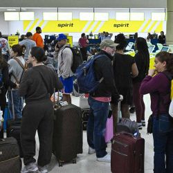 Pasajeros esperan en el Aeropuerto Internacional Luis Muñoz Marín tras la cancelación de todos los vuelos tras la acción militar estadounidense en Venezuela, el 3 de enero de 2026, en Carolina, Puerto Rico. El presidente Donald Trump declaró el sábado que las fuerzas estadounidenses capturaron al líder venezolano Nicolás Maduro tras lanzar un  | Foto:afp