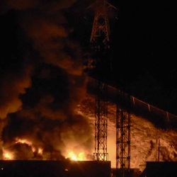 Imagen del incendio en Fuerte Tiuna, el mayor complejo militar de Venezuela, tras una serie de explosiones en Caracas el 3 de enero de 2026. Fuertes explosiones, acompañadas de sonidos similares al sobrevuelo de aviones, se escucharon en Caracas alrededor de las 2:00 a. m. (06:00 GMT) del 3 de enero, según informó un periodista de AFP. Las explosiones se producen mientras el presidente estadounidense Donald Trump, quien ha desplegado una fuerza de tarea naval en el Caribe, plantea la posibilidad de ataques terrestres contra Venezuela. | Foto:afp