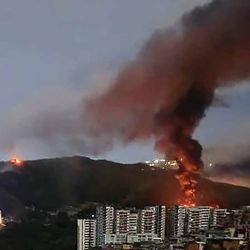 Incendio en Fuerte Tiuna, el mayor complejo militar de Venezuela, visto desde la distancia tras una serie de explosiones en Caracas el 3 de enero de 2026. El ejército estadounidense estuvo detrás de una serie de ataques contra la capital venezolana, Caracas, el sábado, según informaron medios estadounidenses. La Casa Blanca y el Pentágono no han comentado sobre las explosiones ni sobre los informes de aeronaves sobrevolando la ciudad. Los medios estadounidenses CBS News y Fox News informaron que funcionarios anónimos de la administración Trump confirmaron la participación de fuerzas estadounidenses. (Foto AFP) | Foto:afp