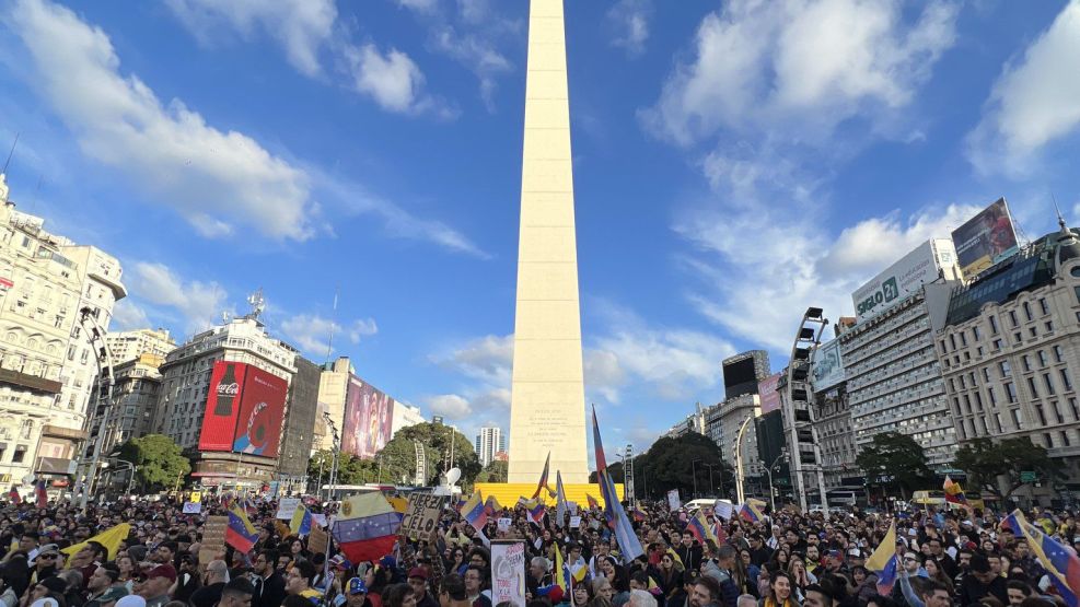 Venezolanos festejan Obelisco