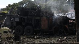 Un vehiculo militar venezolano destruido por el ataque estadounidense en la base aérea La Carlota, en las afueras de Caracas. 