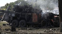 Un vehiculo militar venezolano destruido por el ataque estadounidense en la base aérea La Carlota, en las afueras de Caracas.