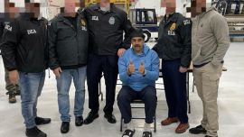 Distendido y rodeado de agentes de la DEA, Maduro posó incluso "a lo Milei", con pulgares hacia arriba