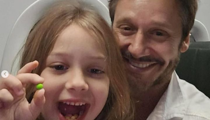 Magnolia, la hija de Benjamín Vicuña, vende pulseras y collares en la playa de Uruguay