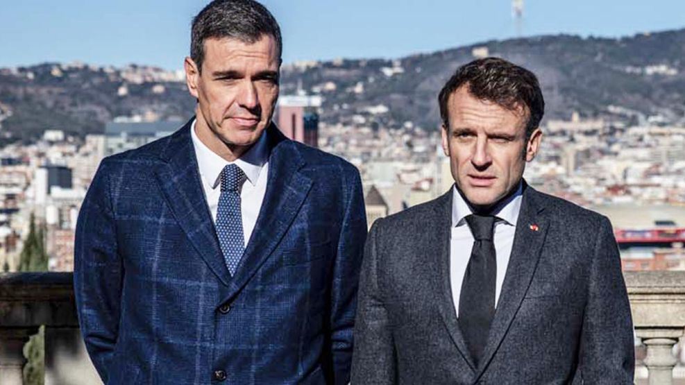 040126_sanchez_macron_bloomberg_g