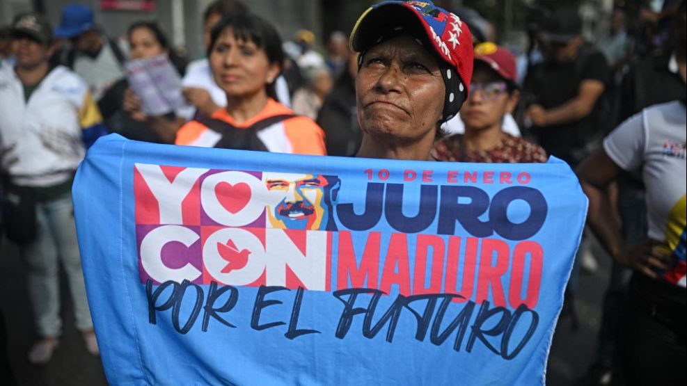 Caracas en día que capturaron a Maduro: algunos chavistas salieron a apoyarlo, y la mayoría corrió a buscar provisiones a mercados.