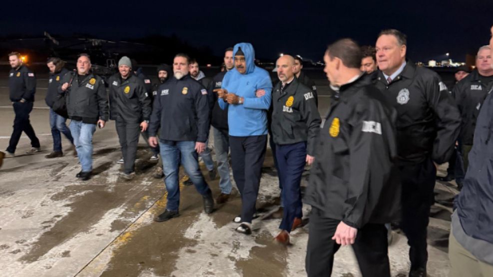 Nicolás Maduro, rodeado de agentes de la DEA.