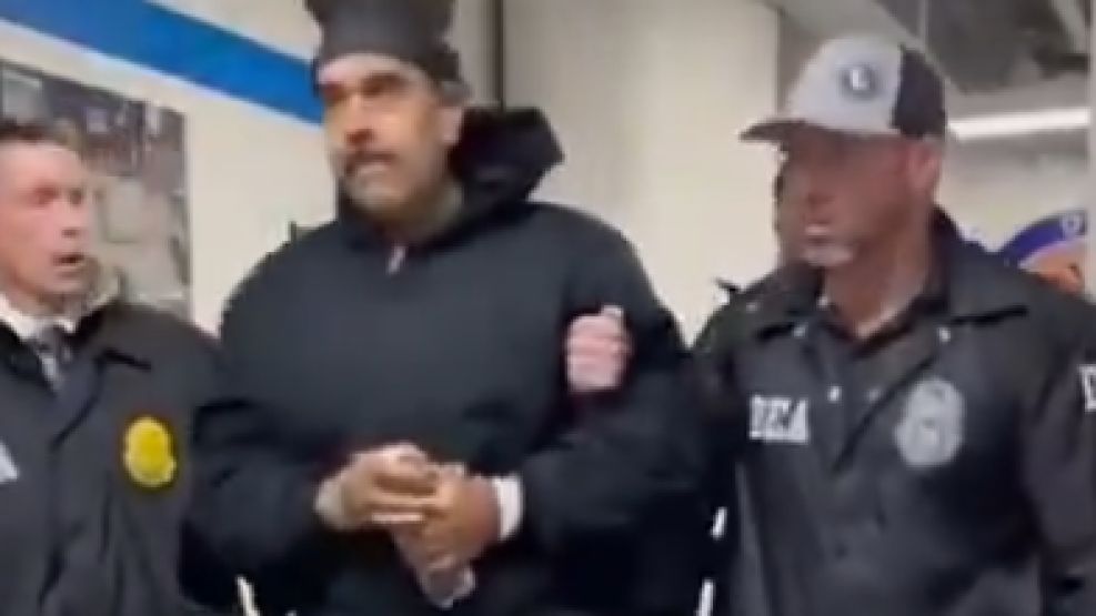 Nicolás Maduro, rodeado de agentes de la DEA.