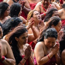 Devotos hindúes rezan mientras se dan un baño sagrado en el río Shali con motivo del festival Swasthani Brata Katha en las afueras de Katmandú, Nepal. | Foto:PRAKASH MATHEMA / AFP