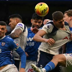 El defensor del Tottenham Hotspur Micky van de Venv y el defensor argentino Cristian Romero compiten por la pelota con el mediocampista suiz del Sunderland Granit Xhaka,Omar Alderete y Dennis Cirkin durante el partido de fútbol de la Premier League inglesa entre el Tottenham Hotspur y el Sunderland en el Tottenham Hotspur Stadium en Londres. | Foto:Glyn Kirk / AFP