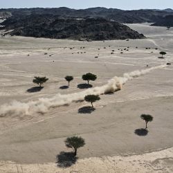 El piloto qatarí del Dacia Sandriders, Nasser al-Attiyah, y su copiloto belga, Fabian Lurquin, compiten en la etapa 1 de la 48.ª edición del Rally Dakar 2026, entre Yanbu y Yanbu, Arabia Saudita. | Foto:Giuseppe Cacace / AFP