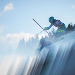 Esta fotografía, tomada con un filtro desenfocado, muestra a la eslovena Lila Grace Lapanja compitiendo en la primera manga del eslalon femenino, como parte de la Copa del Mundo de Esquí Alpino FIS 2025-2026, en Kranjska Gora, Eslovenia. | Foto:Jure Makovec / AFP