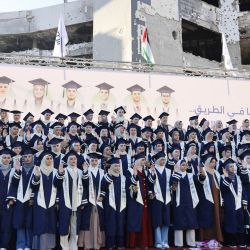 Estudiantes de las facultades de medicina de las universidades Islámica y de Al-Azhar alzan la mano al prestar juramento durante su ceremonia de graduación en el patio del hospital Al-Shifa de la ciudad de Gaza. Un frágil alto el fuego está vigente desde octubre, tras la mortífera guerra librada por Israel en respuesta al ataque sin precedentes de Hamás contra Israel el 7 de octubre de 2023. | Foto:OMAR AL-QATTAA / AFP