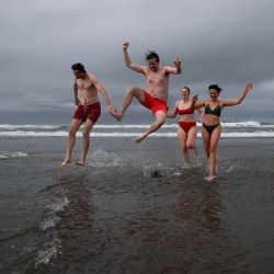 Imagen de personas jugando en el agua en San Francisco, California, Estados Unidos. | Foto:Xinhua/Ziyu Julian Zhu