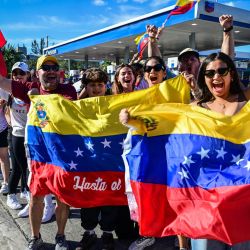 Reacciones de la población ante la noticia de la captura del presidente venezolano Nicolás Maduro, tras las acciones militares estadounidenses en Venezuela, en Doral, Florida, cerca de Miami. | Foto:Giorgio Viera / AFP