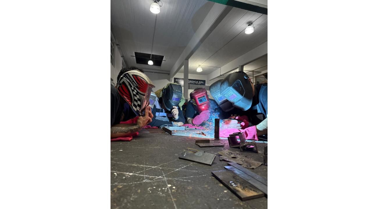 Cuando aprender un oficio cambia una vida: la nueva forma de enseñar herrería