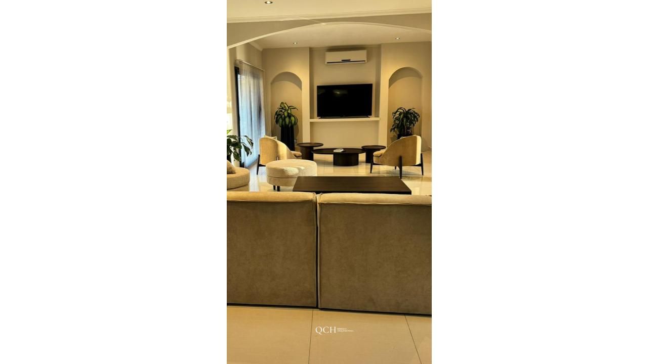 De hogar olvidado a protagonista: cómo darle nueva vida a la chimenea y modernizar el living