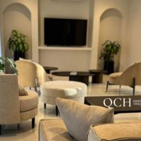 De hogar olvidado a protagonista: cómo darle nueva vida a la chimenea y modernizar el living