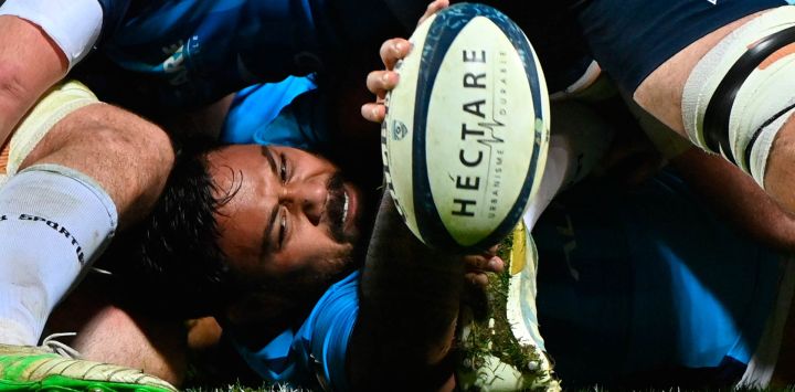 El hooker francés de Montpellier, Christopher Tolofua, anotó un try durante el partido de rugby union entre Montpellier Herault Rugby y Aviron Bayonnais (Bayona), del Top 14 de Francia, en el Estadio Septeo de Montpellier, sur de Francia.