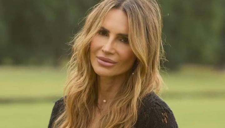 Adiós al total black: María Vázquez lo reinventa con un look urbano, minimalista y atemporal