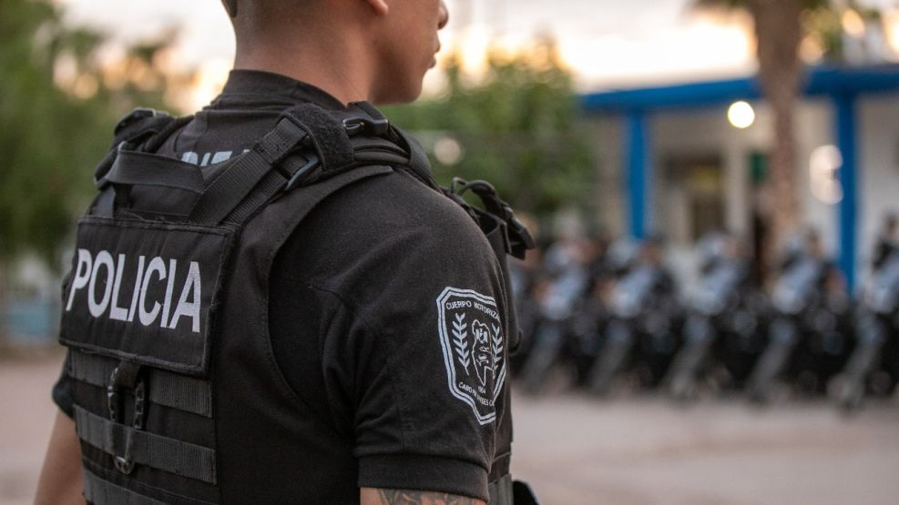 Un policía discutió con un cuidacoches, le disparó y mató a una vecina que intentaba cerrar la ventana - Image 2