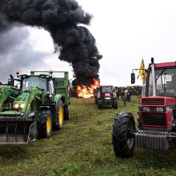 Agricultores provocan un incendio al participar, con sus vehículos, en un bloqueo a la entrada de la autopista A84 en Poilley, oeste de Francia, como parte de una serie de acciones convocadas en la región por la Coordinación Rural, sindicato agrícola francés. La policía reportó varios bloqueos de carreteras en las autopistas del país. El primer ministro francés, Sébastien Lecornu, se reúne con sindicatos agrícolas para intentar evitar la amenaza de un tercer invierno de disturbios rurales, con la reanudación de las protestas tras las fiestas. | Foto:Damien Meyer / AFP