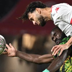El centrocampista Ellyes Skhiri lucha por la pelota con el defensor Montassar Omar Talbi durante el partido de octavos de final de la Copa Africana de Naciones (CAN) entre Mali y Túnez en el Estadio Mohammed V en Casablanca. | Foto:Paul Ellis / AFP