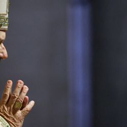 El Papa León XIV reza antes de cerrar la Puerta Santa de la Basílica de San Pedro en la festividad de la Epifanía, marcando el fin oficial del Jubileo 2025 en el Vaticano. | Foto:Yara Nardi / POOL / AFP