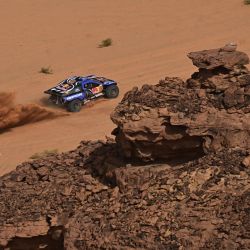 El piloto español de Ford Racing, Carlos Sainz, y su copiloto español, Lucas Cruz, compiten en la etapa 3 de la 48ª edición del Rally Dakar, entre Al-Ula y Al-Ula en Arabia Saudita. | Foto:Giuseppe Cacace / AFP