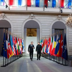 El presidente de Francia, Emmanuel Macron (izq.), y el presidente de Ucrania, Volodymyr Zelensky (der.), conversan a su llegada a la reunión de la Coalición de los Dispuestos en París, en el Palacio del Elíseo. La cumbre del grupo de partidarios de Ucrania, conocida como la "Coalición de los Dispuestos", es la última de varias reuniones previstas para el nuevo año, a medida que los esfuerzos diplomáticos para poner fin al conflicto más mortífero de Europa desde la Segunda Guerra Mundial han cobrado impulso en las últimas semanas. | Foto:Yoan Valat / POOL / AFP