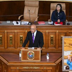 El presidente de la Asamblea Nacional de Venezuela, Jorge Rodríguez, pronuncia un discurso tras su reelección durante la sesión inaugural de la nueva Asamblea Nacional en Caracas. El parlamento venezolano juramentó a Delcy Rodríguez como presidenta interina, dos días después de que las fuerzas estadounidenses detuvieran a su predecesor, Nicolás Maduro, para ser juzgado en Nueva York. Los miembros de la nueva Asamblea Nacional ofrecieron su pleno respaldo a Rodríguez, quien había sido vicepresidente de Maduro, y reeligieron a su hermano, Jorge Rodríguez, como presidente del parlamento. | Foto:Federico Parra / AFP