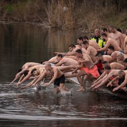 Fieles ortodoxos se sumergen en un lago para recuperar una cruz de madera arrojada al agua durante el ritual de la Epifanía en Sofía. Como tradición ritual, un sacerdote ortodoxo oriental arroja una cruz al lago y se cree que quien la recupera gozará de buena salud durante todo el año, al igual que todos los que participan en el evento saltando a las aguas heladas. | Foto:NIKOLAY DOYCHINOV / AFP