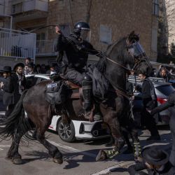 La policía montada israelí dispersa a judíos ultraortodoxos que protestaban contra el reclutamiento militar israelí frente a un centro de reclutamiento militar en Jerusalén. | Foto:ilia yefimovich / AFP