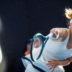 La rusa Anna Blinkova sirve contra su compatriota Aliaksandra Sasnovich durante el partido individual femenino en el torneo internacional de tenis de Brisbane en Brisbane. | Foto:PATRICK HAMILTON / AFP