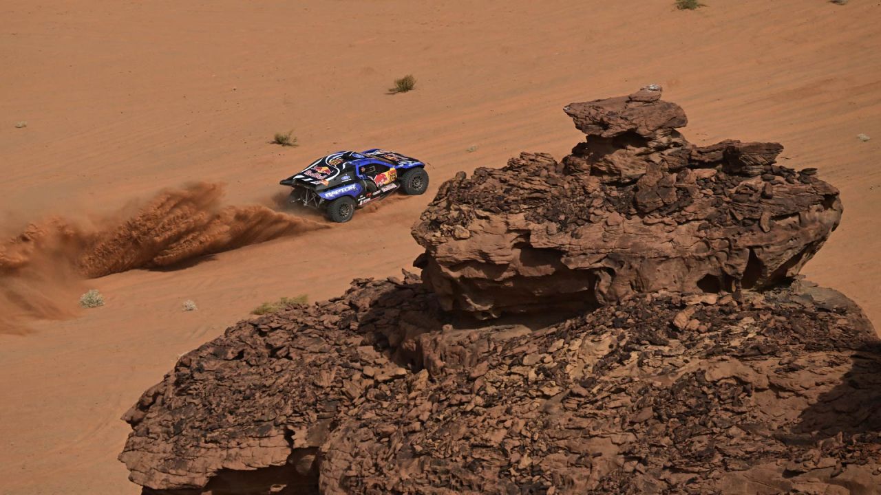 El piloto español de Ford Racing, Carlos Sainz, y su copiloto español, Lucas Cruz, compiten en la etapa 3 de la 48ª edición del Rally Dakar, entre Al-Ula y Al-Ula en Arabia Saudita. | Foto:Giuseppe Cacace / AFP