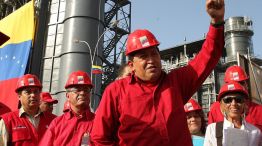 Hugo Chávez junto a la trabajadores de la petrolera estatal Petróleos de Venezuela (Pdvsa)