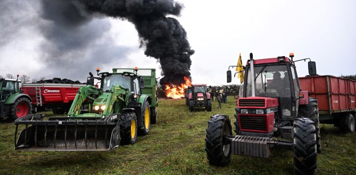 Agricultores provocan un incendio al participar, con sus vehículos, en un bloqueo a la entrada de la autopista A84 en Poilley, oeste de Francia, como parte de una serie de acciones convocadas en la región por la Coordinación Rural, sindicato agrícola francés. La policía reportó varios bloqueos de carreteras en las autopistas del país. El primer ministro francés, Sébastien Lecornu, se reúne con sindicatos agrícolas para intentar evitar la amenaza de un tercer invierno de disturbios rurales, con la reanudación de las protestas tras las fiestas.