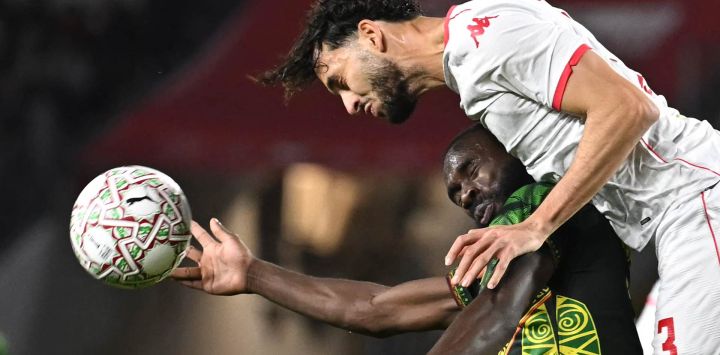 El centrocampista Ellyes Skhiri lucha por la pelota con el defensor Montassar Omar Talbi durante el partido de octavos de final de la Copa Africana de Naciones (CAN) entre Mali y Túnez en el Estadio Mohammed V en Casablanca.