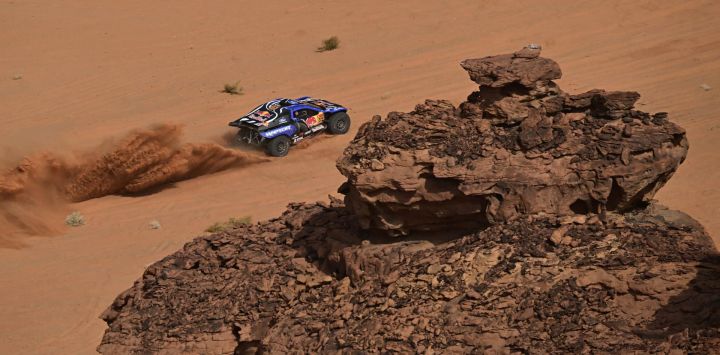 El piloto español de Ford Racing, Carlos Sainz, y su copiloto español, Lucas Cruz, compiten en la etapa 3 de la 48ª edición del Rally Dakar, entre Al-Ula y Al-Ula en Arabia Saudita.
