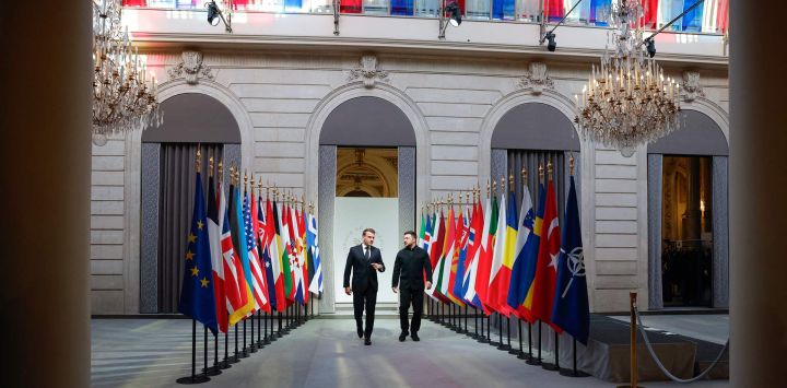 El presidente de Francia, Emmanuel Macron (izq.), y el presidente de Ucrania, Volodymyr Zelensky (der.), conversan a su llegada a la reunión de la Coalición de los Dispuestos en París, en el Palacio del Elíseo. La cumbre del grupo de partidarios de Ucrania, conocida como la "Coalición de los Dispuestos", es la última de varias reuniones previstas para el nuevo año, a medida que los esfuerzos diplomáticos para poner fin al conflicto más mortífero de Europa desde la Segunda Guerra Mundial han cobrado impulso en las últimas semanas.
