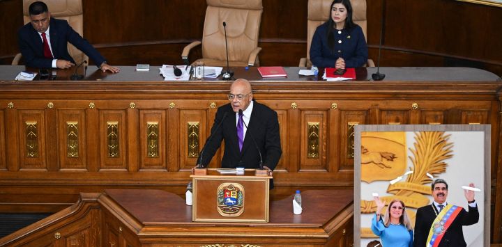 El presidente de la Asamblea Nacional de Venezuela, Jorge Rodríguez, pronuncia un discurso tras su reelección durante la sesión inaugural de la nueva Asamblea Nacional en Caracas. El parlamento venezolano juramentó a Delcy Rodríguez como presidenta interina, dos días después de que las fuerzas estadounidenses detuvieran a su predecesor, Nicolás Maduro, para ser juzgado en Nueva York. Los miembros de la nueva Asamblea Nacional ofrecieron su pleno respaldo a Rodríguez, quien había sido vicepresidente de Maduro, y reeligieron a su hermano, Jorge Rodríguez, como presidente del parlamento.