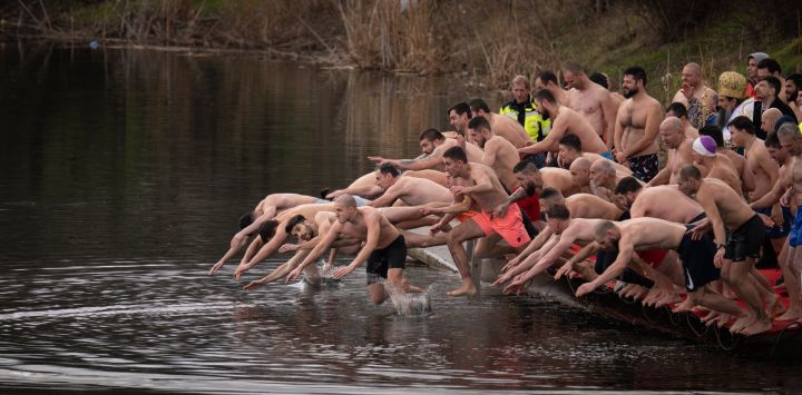 Fieles ortodoxos se sumergen en un lago para recuperar una cruz de madera arrojada al agua durante el ritual de la Epifanía en Sofía. Como tradición ritual, un sacerdote ortodoxo oriental arroja una cruz al lago y se cree que quien la recupera gozará de buena salud durante todo el año, al igual que todos los que participan en el evento saltando a las aguas heladas.