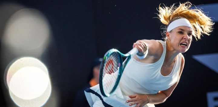 La rusa Anna Blinkova sirve contra su compatriota Aliaksandra Sasnovich durante el partido individual femenino en el torneo internacional de tenis de Brisbane en Brisbane.