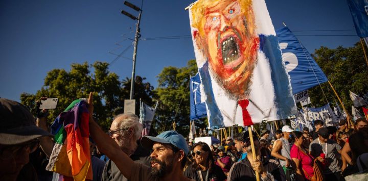Un hombre sostiene una pintura del presidente estadounidense Donald Trump durante una protesta contra la intervención estadounidense en Venezuela, en Buenos Aires. El derrocado presidente venezolano, Nicolás Maduro, se declaró inocente de narcotráfico y otros cargos en una comparecencia desafiante ante un tribunal de Nueva York días después de ser secuestrado por fuerzas estadounidenses en un impactante allanamiento a su domicilio en Caracas.