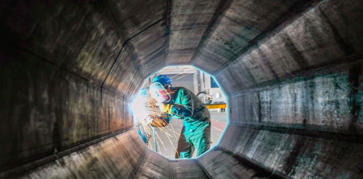 Un trabajador opera en un taller de la zona de desarrollo económico del puerto de Tangshan, en Tangshan, en la provincia de Hebei, en el norte de China.