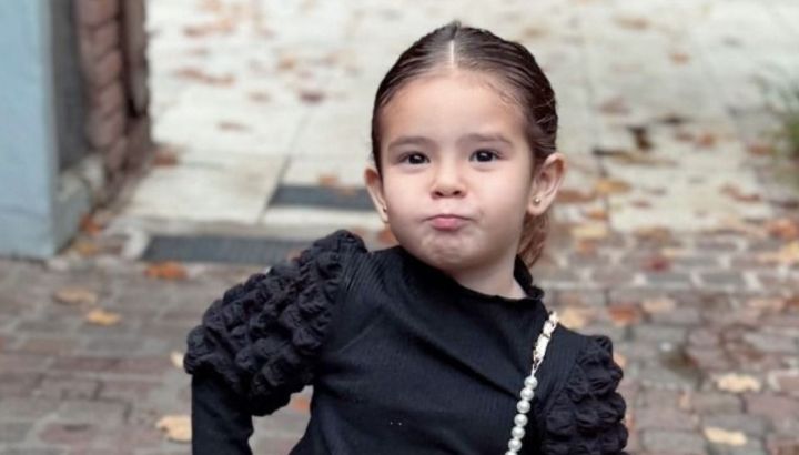 El look rockero de Sarah Burlando para un recital con sus papás: cuero, volados y skinny