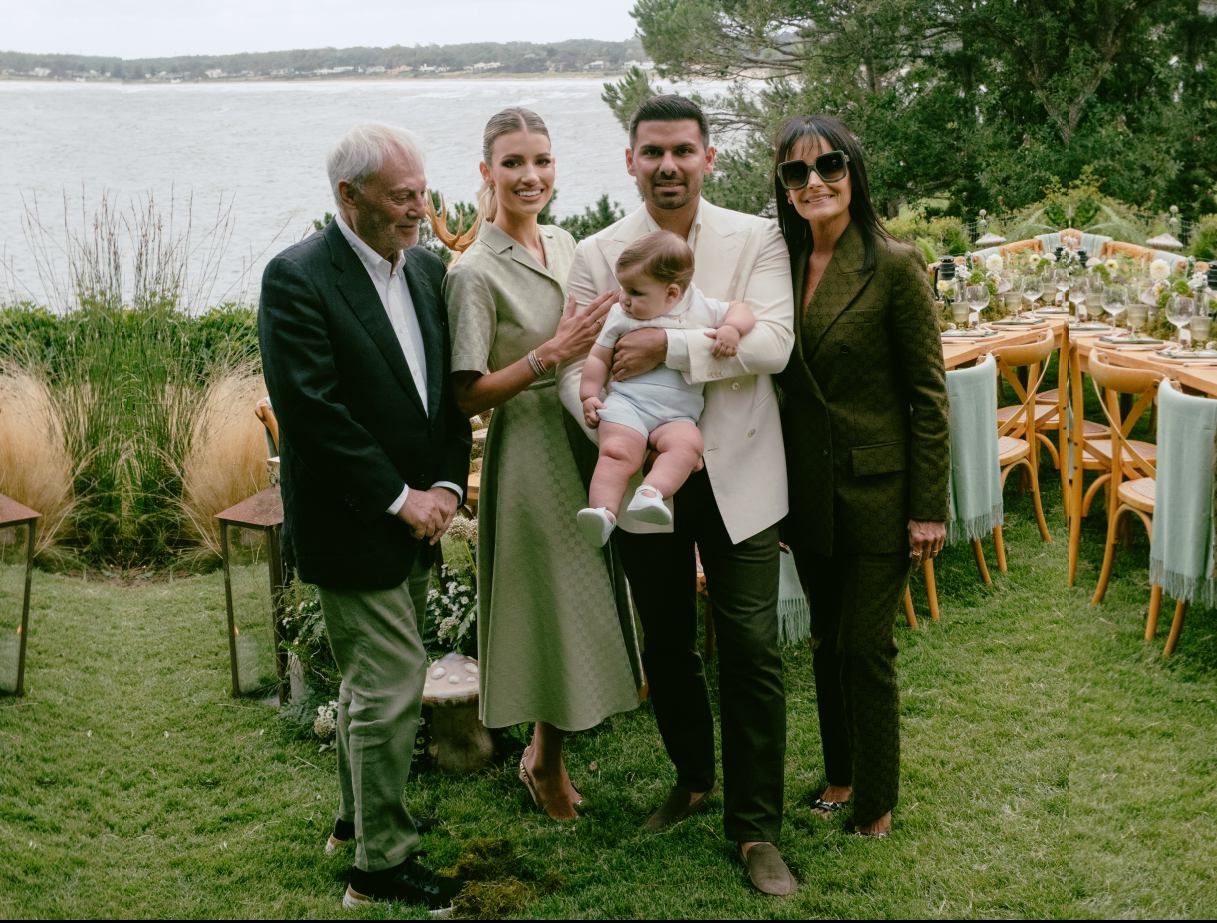 Augusto Marini y Angie Landaburu con Alessandro, y los abuelos.