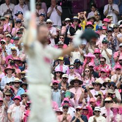 El australiano Travis Head (desenfocado) celebra haber alcanzado su siglo (100 carreras) en el tercer día de la quinta prueba de cricket Ashes entre Australia e Inglaterra en el Sydney Cricket Ground en Sídney. | Foto:Saeed Khan / AFP